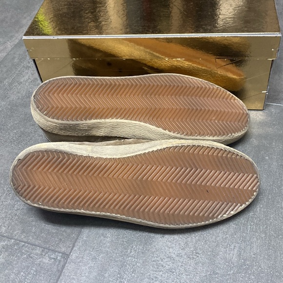 Authentic Like New Distressed Gold Goose Sneaker - Picture 6 of 6